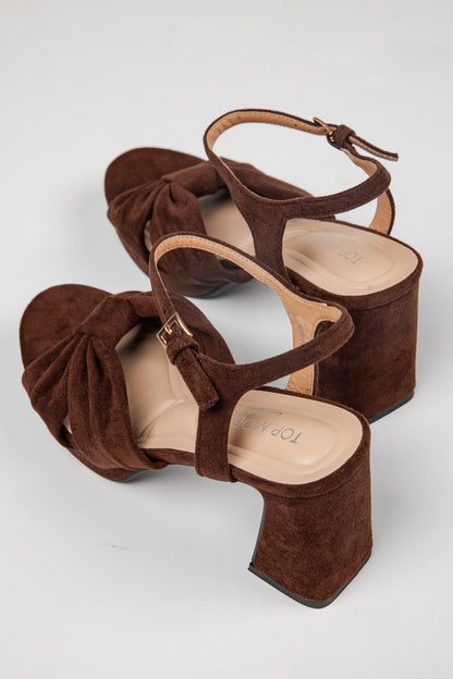 A pair of women&
