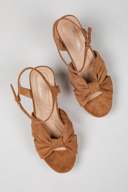 A pair of women&