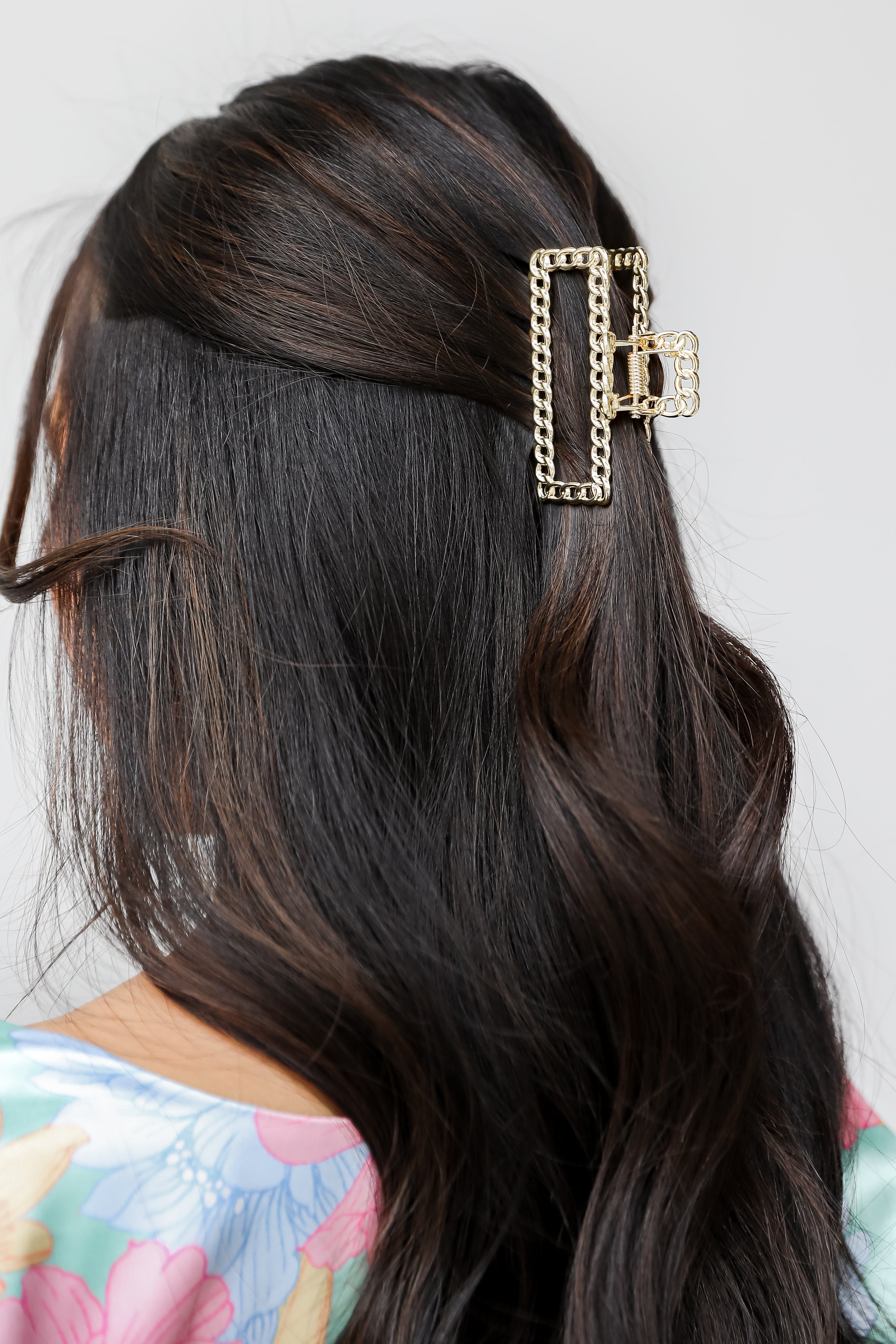 Gold Chainlink Claw Hair Clip close up